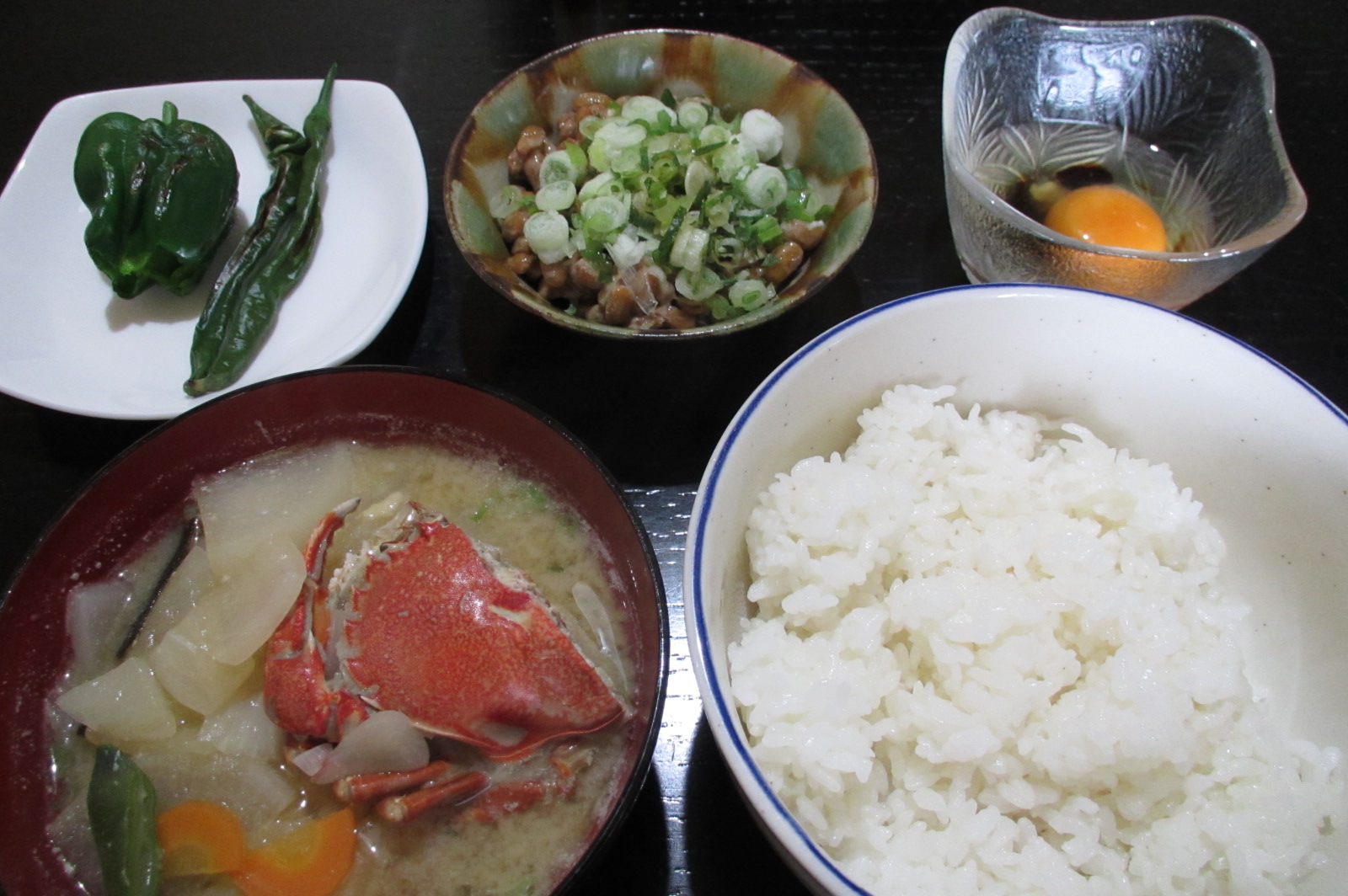 北海道産のヘラ蟹で鉄砲汁 と 採れたて青なんばんとピーマンの素焼き と 納豆と卵ごはん はぶちゃんのうちのごはん